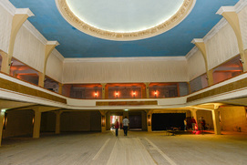 Das Tivoli von der Bühne aus. Ein herrschaftlicher Saal mit Holzboden und hellblauer Gewölbedecke