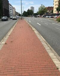Wie hier an der Elbestraße, gibt es entlang der Hauptverkehrsstraßen reichlich versiegelte Flächen.