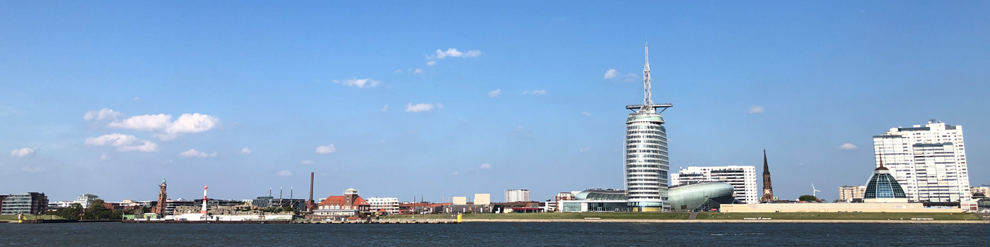 Von der Weser aus wurde die Skyline von Bremerhaven fotografiert.