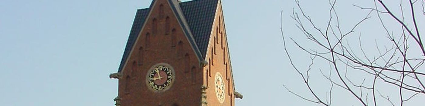 Ein Kirchenturm mit Uhr.