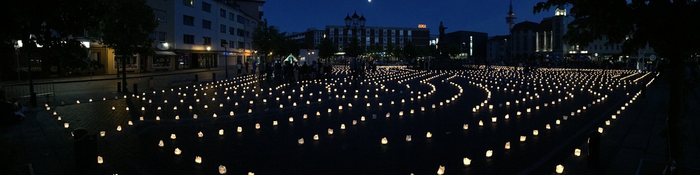 Unzählige Lichter brennen und bilden ein Labyrinth auf dem Theodor-Heuss-Platz.