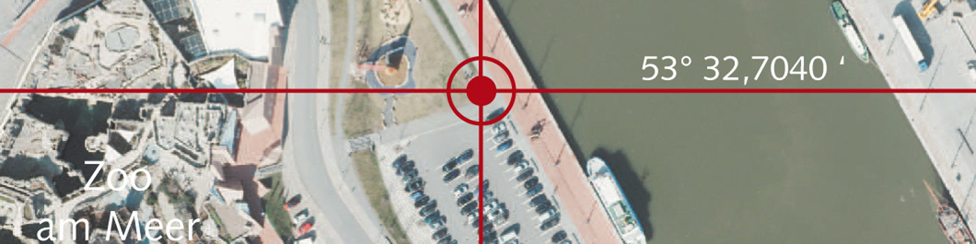 Fadenkreuz liegt über einem Luftbild.