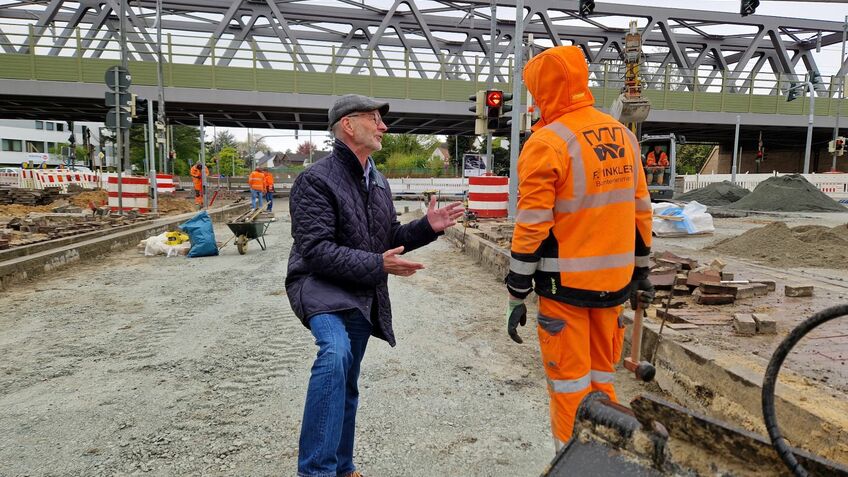 Stadtrat Bernd Schomaker (links) machte sich am Montag ein Bild vom Stand der Arbeiten an der Cherbourger Straße. 