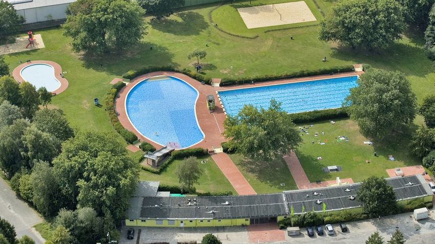 Aerial photo of an open-air swimming pool.