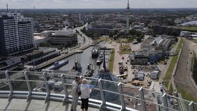 Grandioser Ausblick auf die Stadt: Aussichtsplattform des Sail-City-Hotels