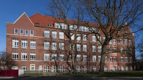 Zu sehen ist des Lloyd Gymnasiums (Haus Wiener Straße).