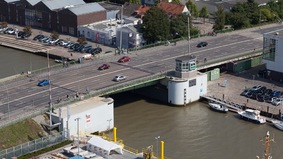 Eine Brücke auf der sich fahrende Autos befinden.