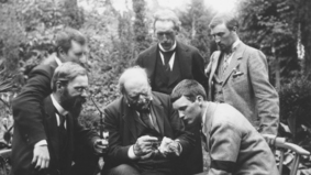 Hermann Allmers im Kreis von Otto Modersohn, Fritz Overbeck, Fritz Mackensen, Heinrich Vogeler und Carl Vinnen in der Worpsweder Künstlergalerie