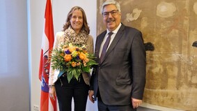 Oberbürgermeister Melf Grantz überreichte der neuen Dezernentin Andrea Toense erst die Ernennungsurkunde und später noch einen Blumenstrauß. 