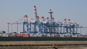 Containerbrücken am Containerterminal