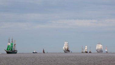 Mehrere Segelschiffe fahren auf Wasser