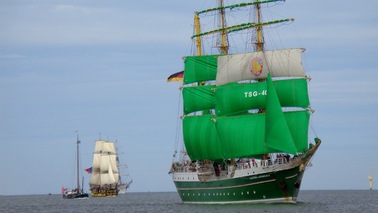 Alexander von Humboldt II segelt auf dem Wasser