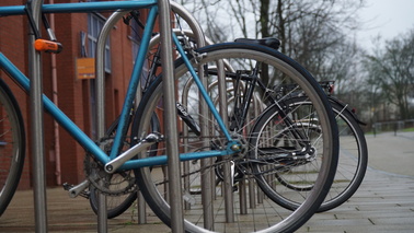 Symbolbild: geordnetes Abstellen der Fahrräder an der Hochschule.