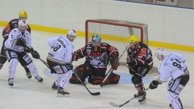 Eishockey Spieler spielen vor einem Tor.