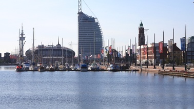 Eine Marina in einem Hafenbecken gelegen.