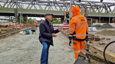 Stadtrat Bernd Schomaker (links) machte sich am Montag ein Bild vom Stand der Arbeiten an der Cherbourger Straße. 