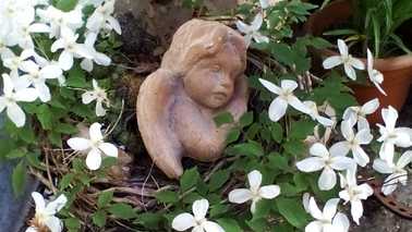 Skulptur im Blumenmeer aus weißer Clematis