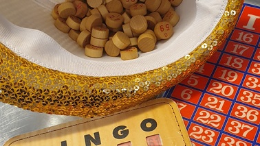 Bingo Spielbrett mit Spielsteinen und Glitzerhut