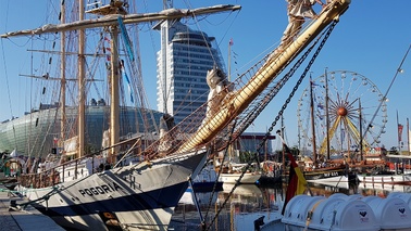 BView of sailing ship Pogoria, Climate House and Atlantic Hotel Sail City