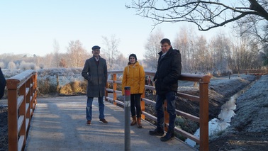 Begutachten die neue Brücke Am Fleeth- von links: Baustadtrat Bernd Schomaker, Mobilitätsbeauftragte Johanna Lichtenberg und Amtsleiter Enno Wagener vom Amt für Straßen- und Brückenbau.