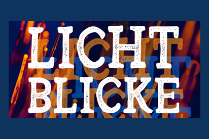 Der Schriftzug "Lichtblicke" in weiß auf dunkelblauem Hintergrund mit orangen, roten, gelben Lichtstreifen.
