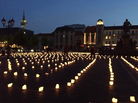 Ein Lichterlabyrinth aus Teelichtern steht auf dem Theodor-Heuss-Platz fotografiert bei Dämmerung