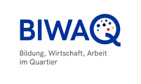 Gezeigt wird das Programmlogo für das ESF Plus-Bundesprogramm BIWAQ. In blauen Großbuchstaben wird "BIWAQ" angezeigt. Innerhalb des Buchstaben Q befinden sich bunte Punkte. Unterhalb von "BIWAQ" steht "Bildung, Wirtschaft, Arbeit im Quartier".