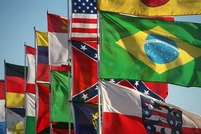 Verschiedene Flaggen an mehreren Masten Link zur Wahl zum Rat ausländischer Mitbürger