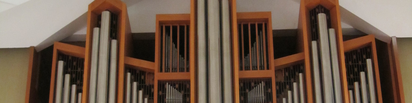 Orgelflöten in einer Kirche.