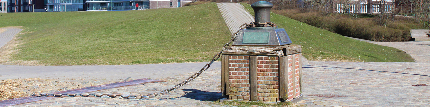 A memorial with a chain.