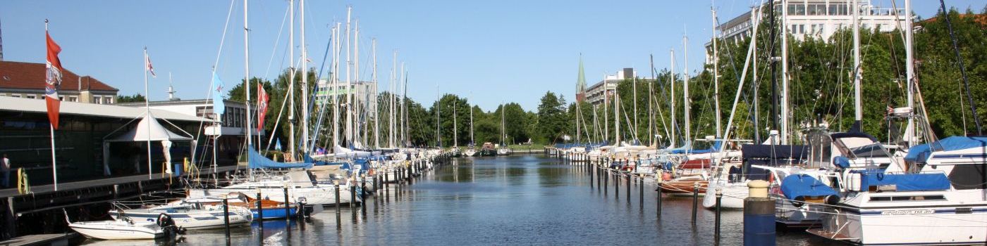  Many ships lie on the mooring in front of the Weser Yacht Club.
