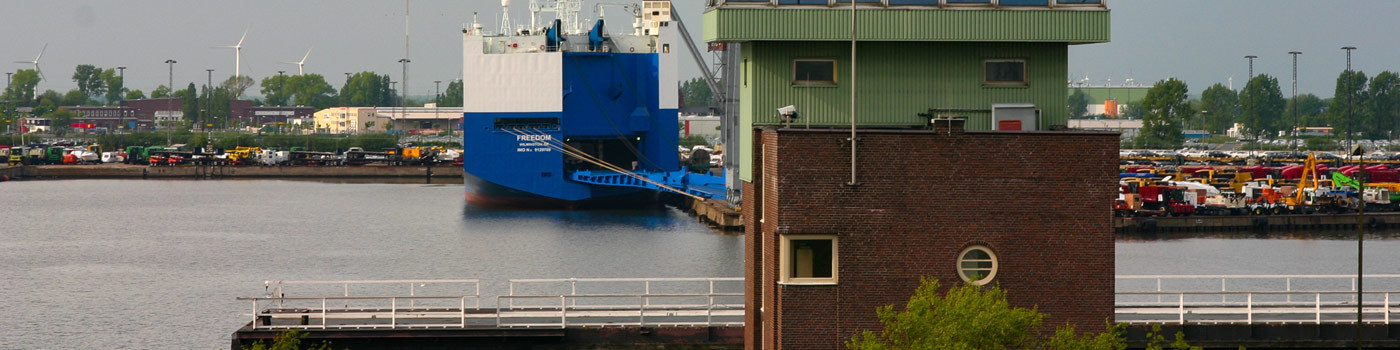 Durch eine Schleuse fährt ein Containerschiff.