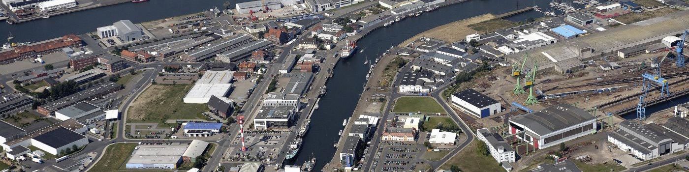 Luftaufnahme von einer Hafenstadt.