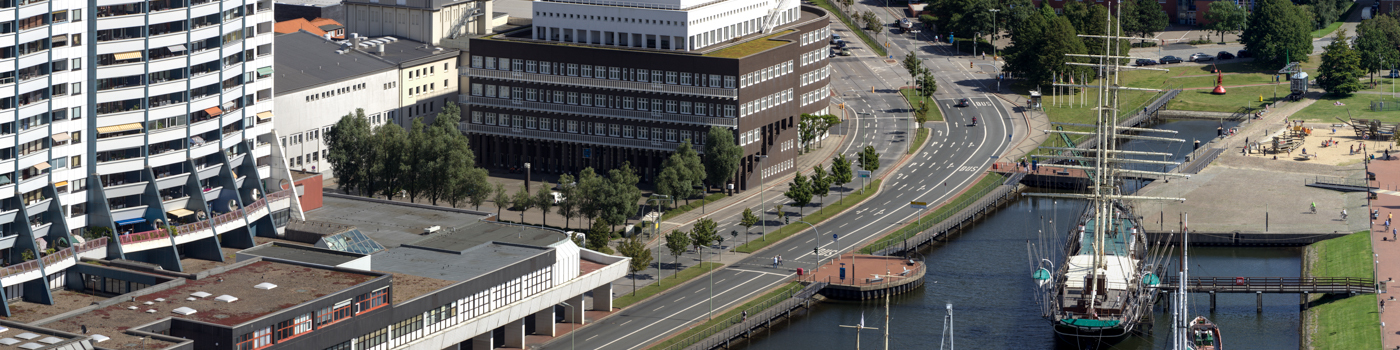 Luftbild von einem Hafenbecken und Gebäuden.