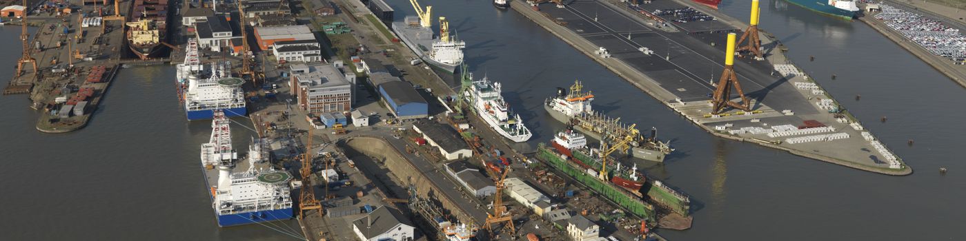Luftbild auf Schiffe, Häfen und Container.