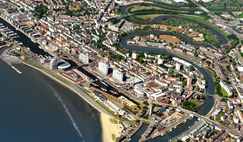 Luftbild einer Hafenstadt.