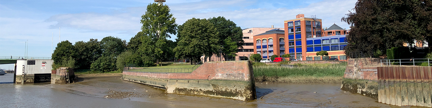 Wencke-Dock in Bremerhaven mit Hoschule im Hintergrund
