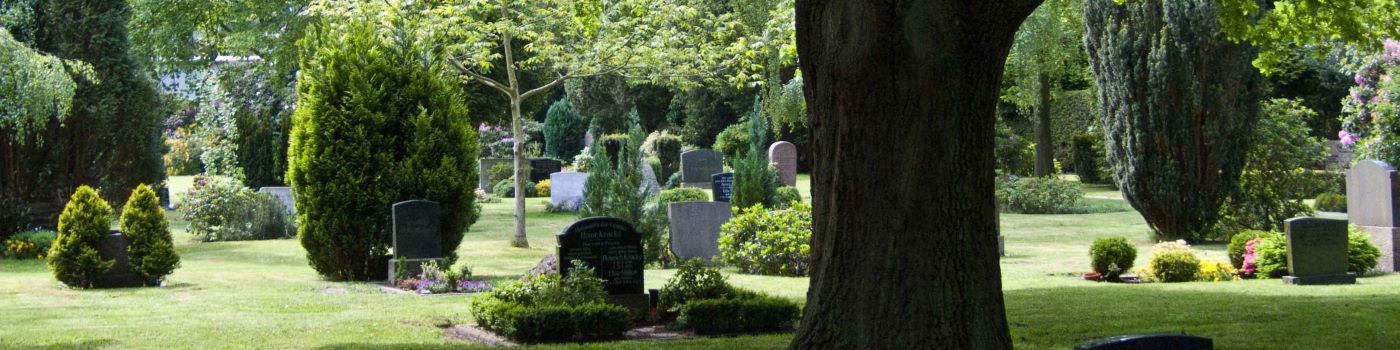 Urnengräber im Rasen auf dem Friedhof Spadener Höhe 
