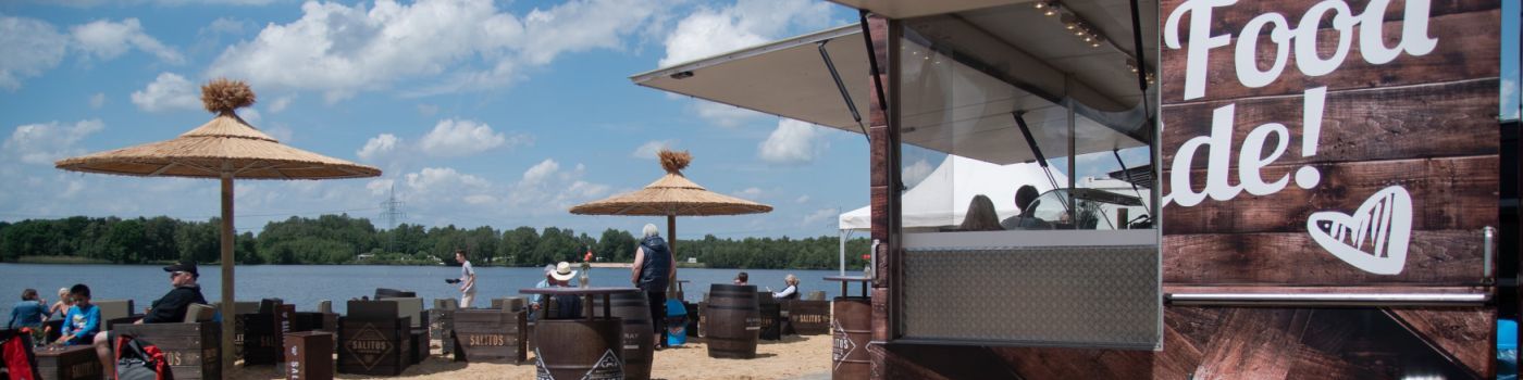 Beach area and gastronomy on a lake.