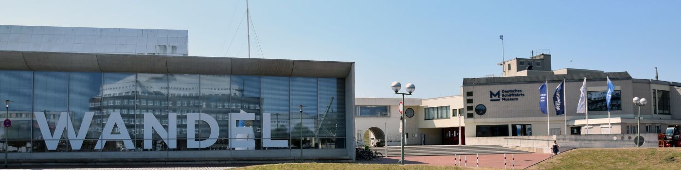 Die Außenansicht des Deutschen Schifffahrtsmuseum. Rechts ein Gebäudeabteil mit einer großen Glasfront mit der Aufschrift "Wandel".