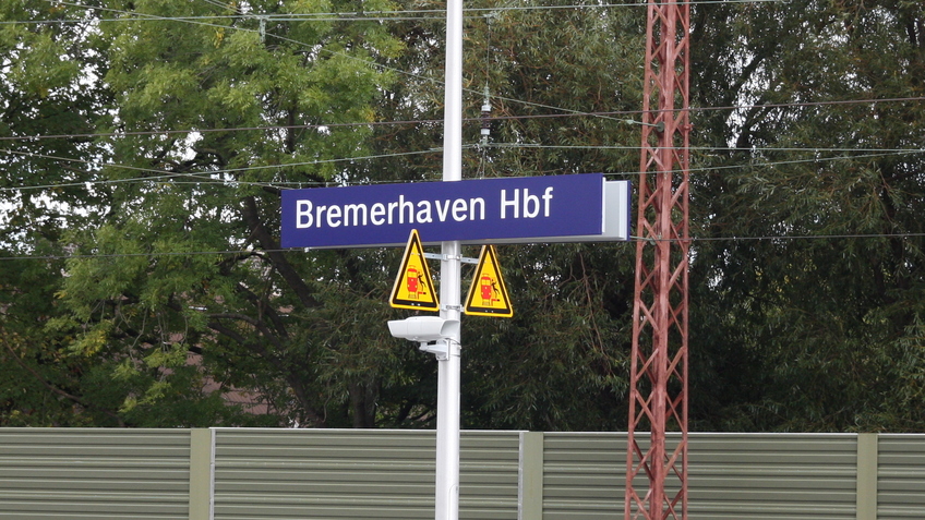 Schild mit der Beschriftung "Bremerhaven Hauptbahnhof"