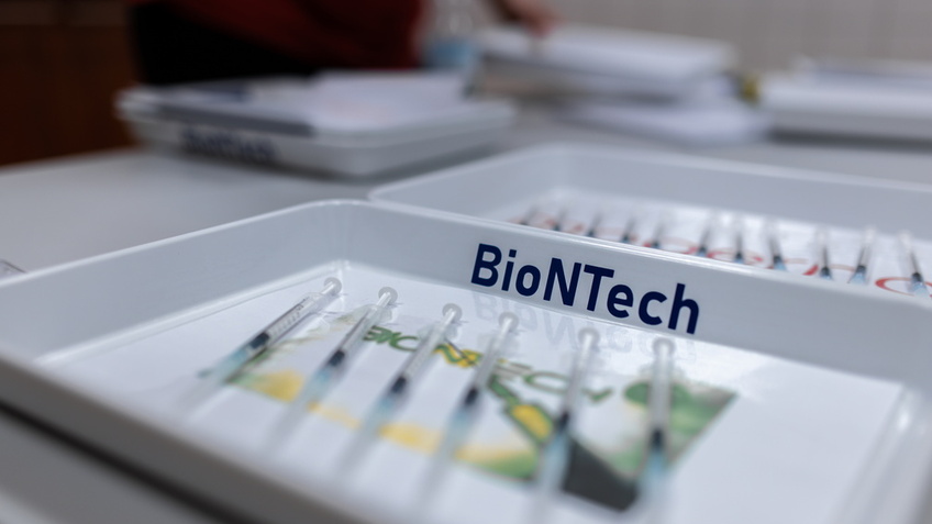 Spritzen auf einem Tablett mit der Aufschrift "BioNTech"