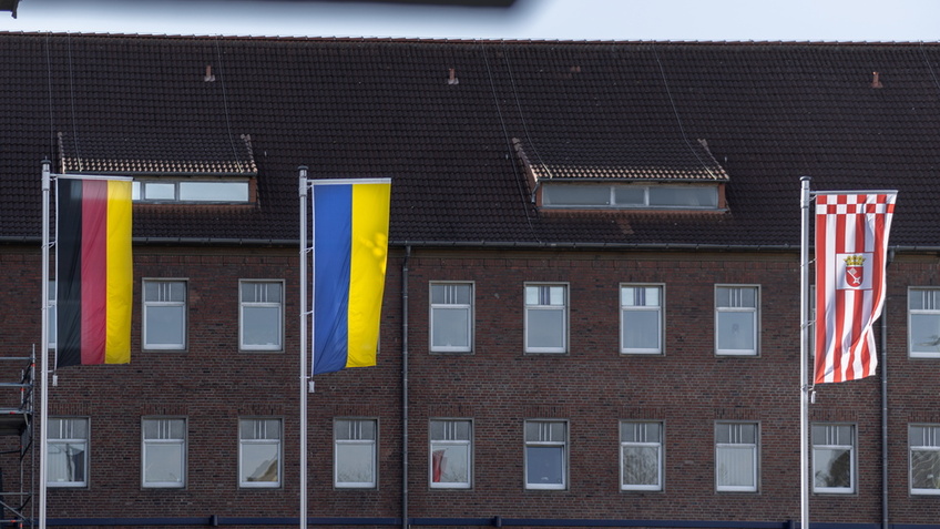 die Deutsche, Ukrainische und Bremer Flagge an Fahnenmasten vor dem Stadthaus.