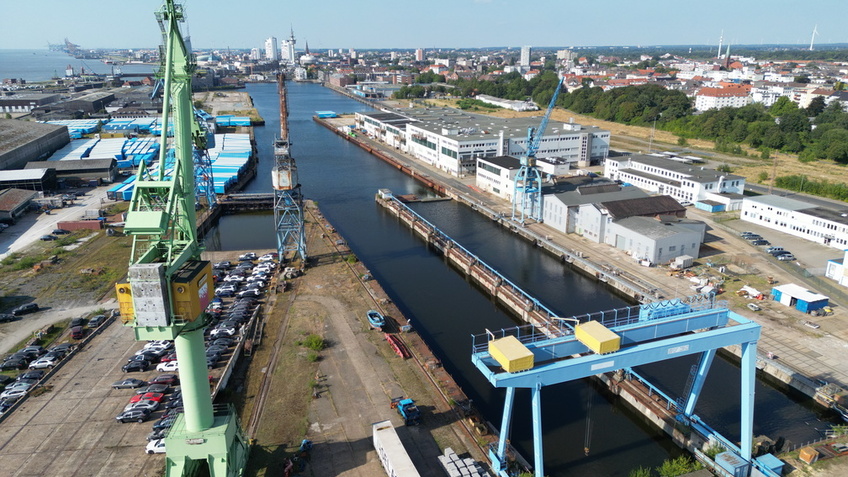 Luftaufnahme des Geländes des Werftquartier, mit 2 Kränen am Hafenbecken.