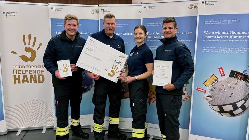 Die Delegation der Seestadtretter bringt den vierten Platz in der Kategorie Nachwuchsgewinnung mit nach Hause. Bildnachweis: Feuerwehr Bremerhaven