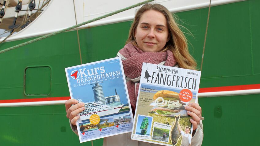 Frau mit Magazinen Fangfrisch und Kurs Bremerhaven