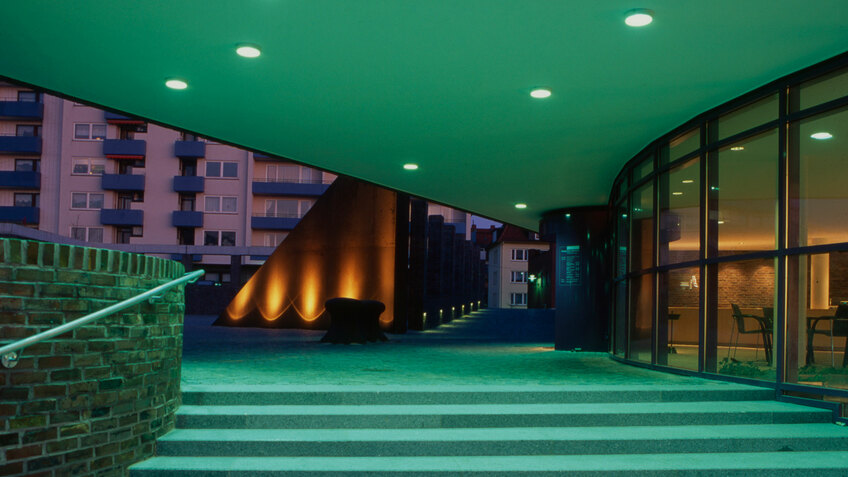 Zu sehen ist der am Abend beleuchtete Eingangsbereich des Historischen Museums Bremerhaven