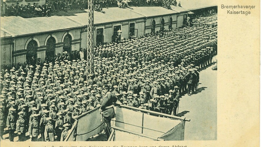 Die Fotografie von 1900 zeigt Kaiser Wilhelm II bei seiner berüchtigten "Hunnen-Rede" an der Kaiserschleuse in Bremerhaven zur Verabschiedung der Soldaten zum Boxerkrieg in China.