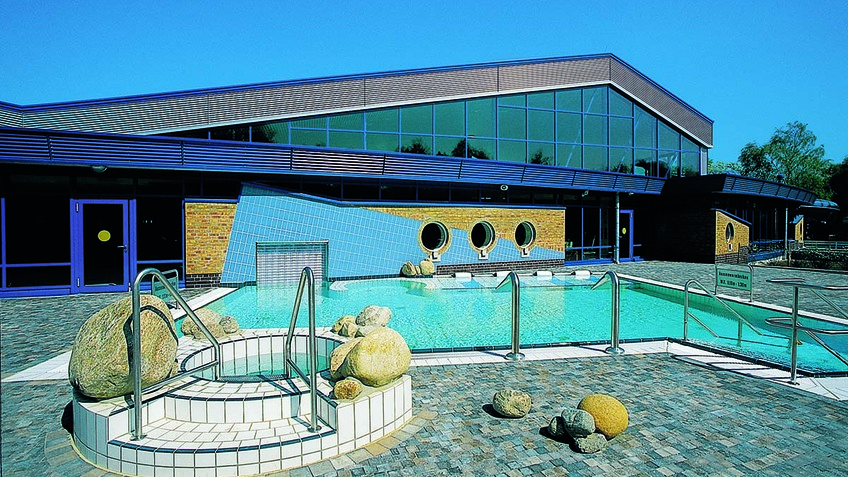 Bad 1 Schwimmbad Hallenbad Außenbereich