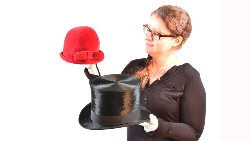 Frau mit Zylinder und Hut